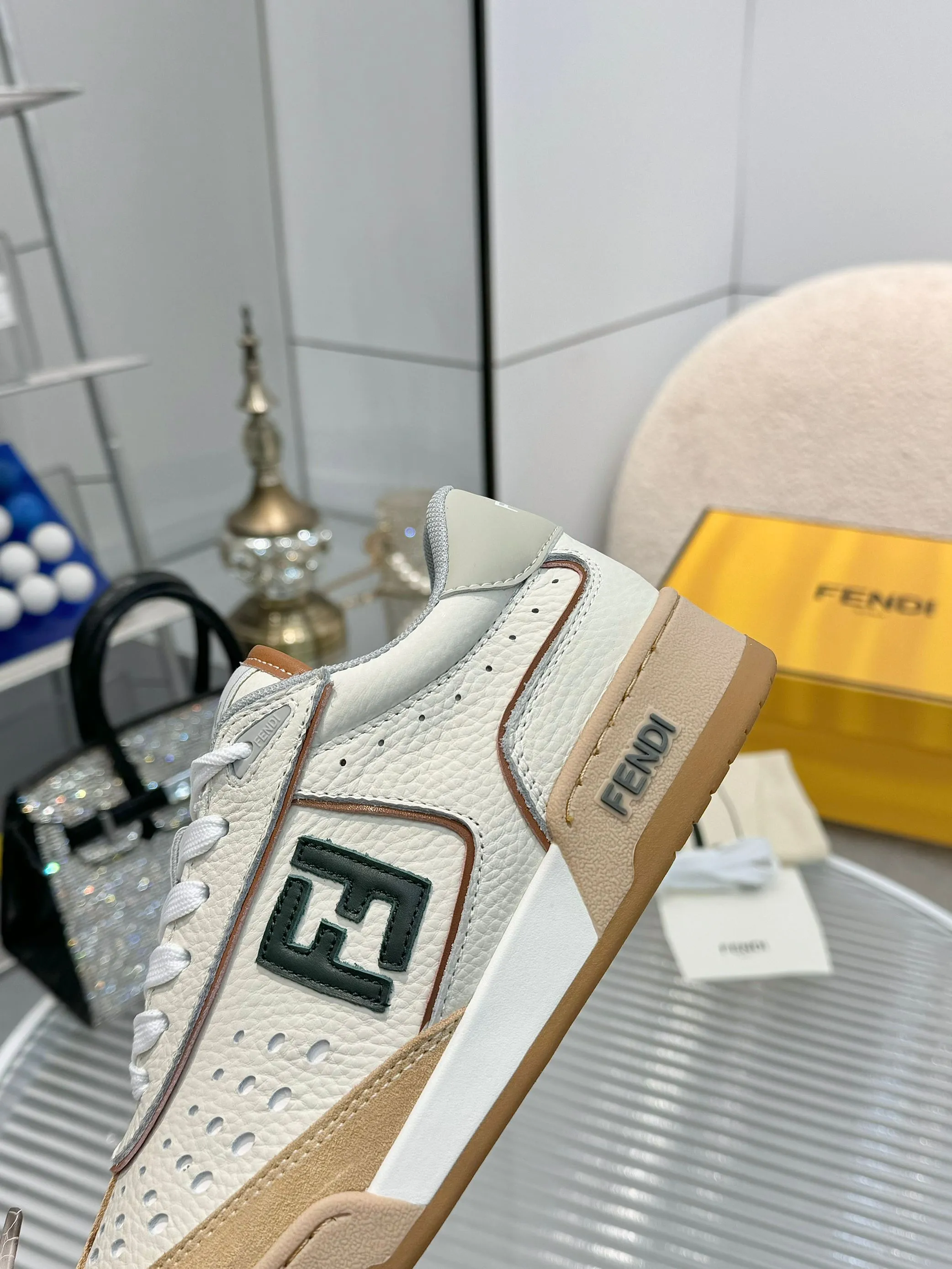 p620🐮🐮New❤Top super A version💯 Fendi Fendi 2025 New Year's King Explosive Style🔥 Many💑stars have the same style FD match. Original purchase for RMB14440. One to one replica. Designer Kim Jones's first sneaker fendi match and Donkey brand Trainer basketball sneakers, fresh blood injection and FF retro design It combines fashion and super comfort. [Wise] Whoever doesn’t grab it will regret it [There are many shoe uppers on the market with different color matching and cut corners in workmanship. The color matching and craftsmanship of my shoe upper are absolutely the same as the genuine products at the counter. Welcome to compare. Feet: Mesh injection molding pads 🎯 Soles: Please look for the original molded multi-color TPU outsole (❌ non-rubber sole) 🎯 Size: Female 35-41 Male 38-45 🎯 Packaging: Original 1:1 matching high-end packaging 🎁